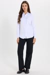 Kadın Slim Fit Dar Kesim Vucüda Oturan Uzun Kollu Gizli Düğme Detaylı Beyaz Basic Gömlek