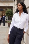 Kadın Slim Fit Dar Kesim Vucüda Oturan Uzun Kollu Gizli Düğme Detaylı Beyaz Basic Gömlek