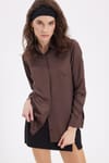 Kadın Slim Fit Dar Kesim Vucüda Oturan Uzun Kollu Gizli Düğme Detaylı Kahverengi Basic Gömlek