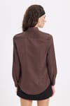 Kadın Slim Fit Dar Kesim Vucüda Oturan Uzun Kollu Gizli Düğme Detaylı Kahverengi Basic Gömlek