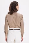 Kadın Slim Fit Dar Kesim Vucüda Oturan Uzun Kollu Gizli Düğme Detaylı Koyu Vizon Basic Gömlek