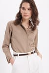 Kadın Slim Fit Dar Kesim Vucüda Oturan Uzun Kollu Gizli Düğme Detaylı Koyu Vizon Basic Gömlek