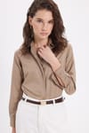 Kadın Slim Fit Dar Kesim Vucüda Oturan Uzun Kollu Gizli Düğme Detaylı Koyu Vizon Basic Gömlek