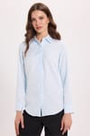 Kadın Slim Fit Dar Kesim Vucüda Oturan Uzun Kollu Gizli Düğme Detaylı Mavi Basic Gömlek