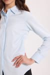 Kadın Slim Fit Dar Kesim Vucüda Oturan Uzun Kollu Gizli Düğme Detaylı Mavi Basic Gömlek