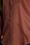 Kadın Slim Fit Dar Kesim Vucüda Oturan Uzun Kollu Gizli Düğme Detaylı Kahverengi Basic Gömlek
