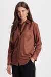 Kadın Slim Fit Dar Kesim Vucüda Oturan Uzun Kollu Gizli Düğme Detaylı Kahverengi Basic Gömlek