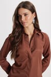 Kadın Slim Fit Dar Kesim Vucüda Oturan Uzun Kollu Gizli Düğme Detaylı Kahverengi Basic Gömlek