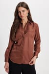 Kadın Slim Fit Dar Kesim Vucüda Oturan Uzun Kollu Gizli Düğme Detaylı Kahverengi Basic Gömlek