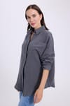 Kadın Oversize Geniş Kesim %100 Pamuk Müslin Kumaş Uzun Kollu Cepli Dokulu Koyu Gri Gömlek
