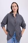 Kadın Oversize Geniş Kesim %100 Pamuk Müslin Kumaş Uzun Kollu Cepli Dokulu Koyu Gri Gömlek