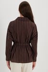 Kadın Oversize Geniş Kesim Uzun Kollu Pamuklu Beli Kuşaklı Çizgili Cepli Kahverengi Gömlek 
