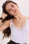 Kadın Slim Fit Dar Kesim  Kolsuz V Yaka Dantel Detaylı Pamuklu Likralı Beyaz Crop