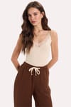 Kadın Slim Fit Dar Kesim Kolsuz V Yaka Dantel Detaylı Pamuklu Likralı Bej Crop