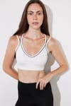 Kadın Slim Fit Dar Kesim Çapraz Bağlamalı Askılı V Yaka Beyaz Crop 