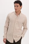 Erkek Slim Fit Dar Kesim %100 Pamuk Keten Doku Düğmeli Yaka Taş Renk Gömlek