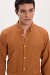 Erkek Slim Fit Dar Kesim %100 Pamuk Keten Doku Düğmeli Yaka Kiremit Renk Gömlek