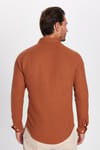 Erkek Slim Fit Dar Kesim Uzun Kollu %100 Pamuk Keten Doku Düğmeli Yaka Kiremit Renk Gömlek