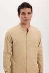 Erkek Slim Fit Dar Kesim Uzun Kollu %100 Pamuk Keten Doku Hakim Yaka Bej Gömlek