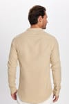 Erkek Slim Fit Dar Kesim Uzun Kollu %100 Pamuk Keten Doku Hakim Yaka Bej Gömlek