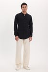 Erkek Slim Fit Dar Kesim Uzun Kollu %100 Pamuk Keten Doku Hakim Yaka Siyah Gömlek