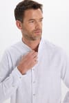 Erkek Slim Fit Dar Kesim Uzun Kollu %100 Pamuk Keten Doku Çizgili Hakim Yaka Gömlek