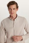 Erkek Slim Fit Dar Kesim Uzun Kollu Pamuklu Oxford Doku Kolay Ütü Taş Renk Düğmeli Yaka Gömlek