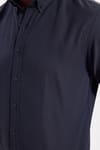 Erkek Slim Fit Dar Kesim Uzun Kollu Pamuklu Oxford Doku Kolay Ütülenebilir Lacivert Düğmeli Yaka Gömlek