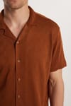 Slim Fit Kısa Kol Örme Kumaş Apaş Yaka Rahat Armürlü Doku Kahverengi Erkek Gömlek
