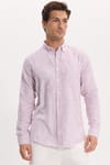 Erkek Slim Fit Dar Kesim %100 Pamuk Düğmeli Yaka Çizgili Uzun Kollu Cepli Keten Efektli Bordo Gömlek