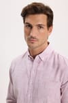Erkek Slim Fit Dar Kesim %100 Pamuk Düğmeli Yaka Çizgili Uzun Kollu Cepli Keten Efektli Bordo Gömlek