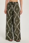 Kadın Regular Fit Beli Bağcıklı Geniş Paça Baskılı Pantolon