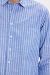 Erkek Regular Fit Klasik Kesim Oversize Uzun Kollu %100 Pamuk Keten Doku Tek Cepli Mavi Çizgili Gömlek