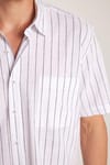 Erkek Regular Fit Klasik Kesim %100 Pamuk Keten Doku Tek Cepli Çizgili Kısa Kollu Gömlek