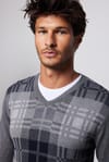 Slim Fit V Yaka Kareli Erkek Kazak