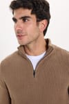 Erkek Slim Fit Dar Kesim Fermuarlı Koyu Vizon Dik Yaka Triko Kazak