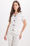 Kadın Standart Fit Normal Kesim Fitilli Görünüm Fiyonk Detaylı Kısa Kol Baskılı Beyaz Pijama Takımı