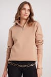 Kadın Relax Fit Rahat Kesim Pamuklu İçi Polarlı Yarım Fermuarlı Taş Renk Dik Yaka Sweatshirt