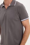 Erkek Slim Fit Dar Kesim %100 Pamuk Jakarlı Düz Yaka ve Kol Detaylı Gri Polo Yaka Tişört