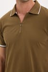 Erkek Slim Fit Dar Kesim %100 Pamuk Jakarlı Düz Yaka ve Kol Detaylı Kahverengi Polo Yaka Tişört