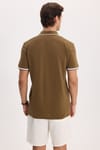 Erkek Slim Fit Dar Kesim %100 Pamuk Jakarlı Düz Yaka ve Kol Detaylı Kahverengi Polo Yaka Tişört