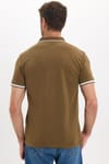 Erkek Slim Fit Dar Kesim %100 Pamuk Jakarlı Düz Yaka ve Kol Detaylı Kahverengi Polo Yaka Tişört