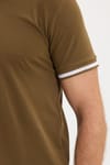 Erkek Slim Fit Dar Kesim %100 Pamuk Jakarlı Düz Yaka ve Kol Detaylı Kahverengi Polo Yaka Tişört