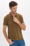 Erkek Slim Fit Dar Kesim %100 Pamuk Jakarlı Düz Yaka ve Kol Detaylı Kahverengi Polo Yaka Tişört
