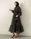 Beli Lastikli Şeritli Siyah Organze Elbise