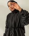 Beli Lastikli Şeritli Siyah Organze Elbise