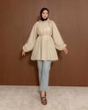 Yakası Bağcık Detaylı Krem Tunik