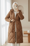Beli Kemerli Önü Çıtçıtlı Kapşonlu Astarlı Uzun Kapitone Mont -Taba-Mont-414-4959-R12