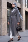 Büyük Broş Detaylı Kemerli Yırtmaçlı Uzun Kot Kimono -Füme