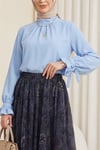 Dik Yaka Kolu Fırfırlı Bağcıklı Arkası Fermuarlı İthal Krep Bluz -Bebe Mavi-Bluz-386-6285-R32